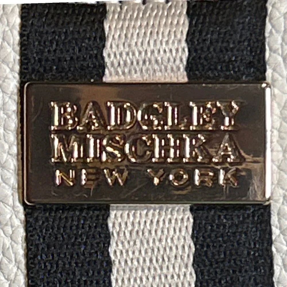 Badgley Mischka‎ New York White Black Stripe Zip Around Clutch Wallet Organizer